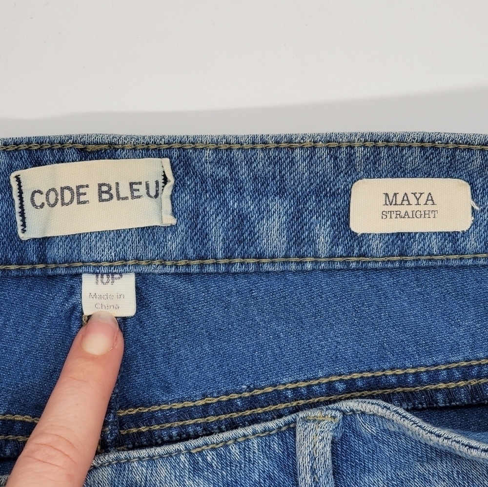 Code Bleu Maya Light Wash Mid-Rise Straight Capris Jeans - Picture 4 of 6